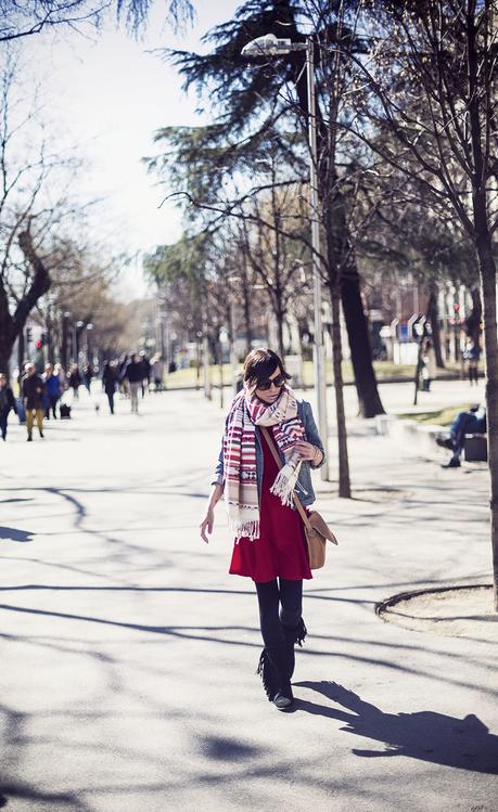 street style barbara crespo ethnic scarf red dress paseo recoletos fashion blogger outfit blog de moda loewe howsty