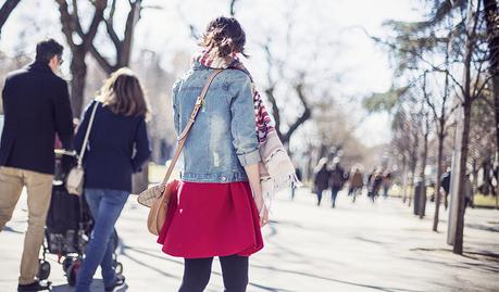 street style barbara crespo ethnic scarf red dress paseo recoletos fashion blogger outfit blog de moda loewe howsty