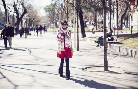 street style barbara crespo ethnic scarf red dress paseo recoletos fashion blogger outfit blog de moda loewe howsty