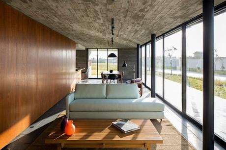 Casa Moderna con Fachada de Madera