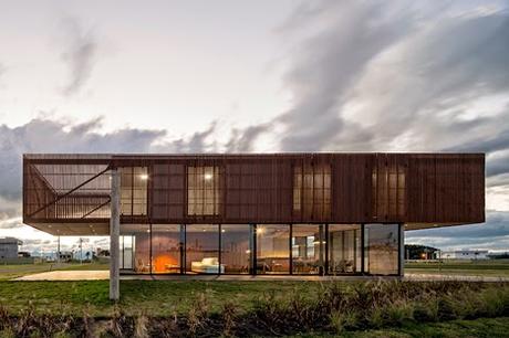 Casa Moderna con Fachada de Madera