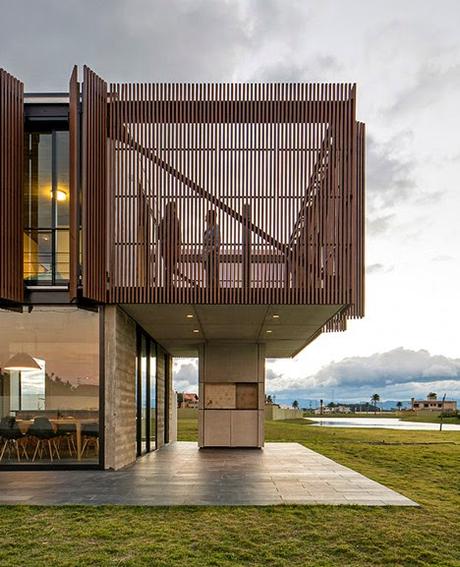 Casa Moderna con Fachada de Madera