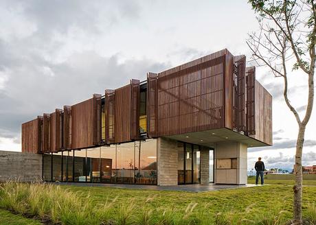 Casa Moderna con Fachada de Madera