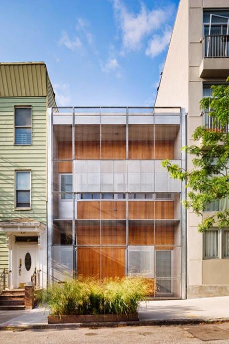 Casa Con Malla de Metal en la Fachada