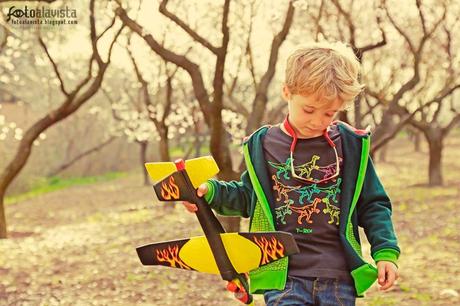 Niño con avión flamígero rodeado de almendros: #RetoNiños. Fotografía creativa - Fotografía infantil