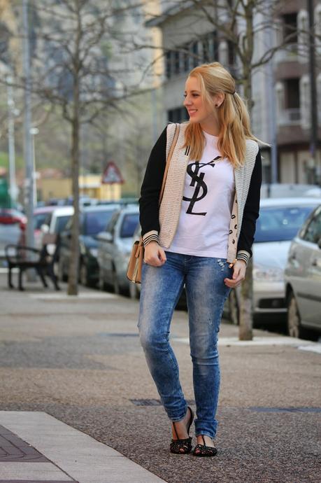 outfit_primavera-camiseta_ysl-jeans_desgastados