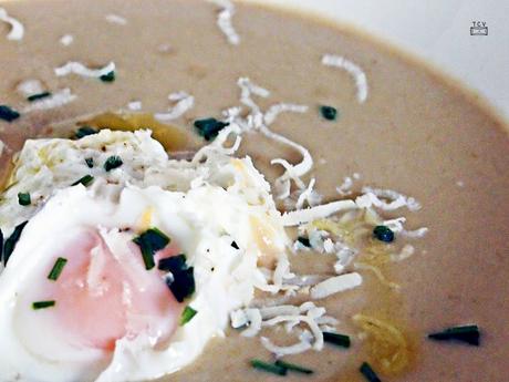 Receta de crema de boletus con huevos poché