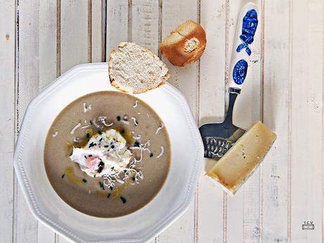 Receta de crema de boletus con huevos poché