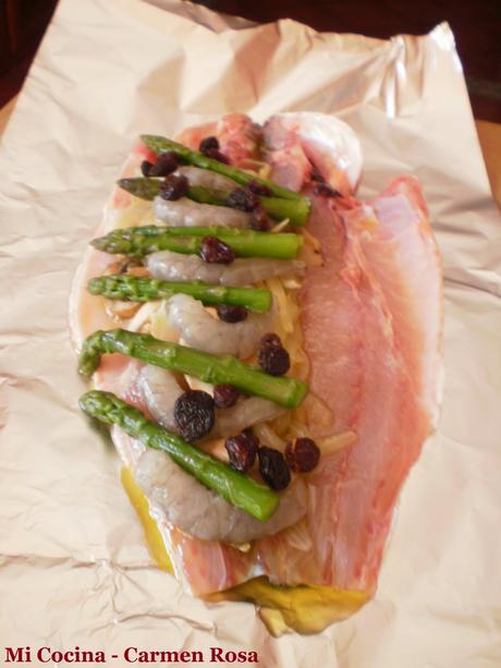 LUBINA ASADA EN PAPILLOTE RELLENA DE LANGOSTINOS, ESPARRAGOS, CHAMPIÑONES, PASAS Y PIÑONES