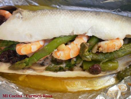 LUBINA ASADA EN PAPILLOTE RELLENA DE LANGOSTINOS, ESPARRAGOS, CHAMPIÑONES, PASAS Y PIÑONES