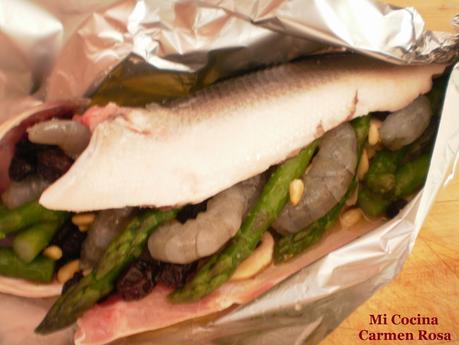 LUBINA ASADA EN PAPILLOTE RELLENA DE LANGOSTINOS, ESPARRAGOS, CHAMPIÑONES, PASAS Y PIÑONES