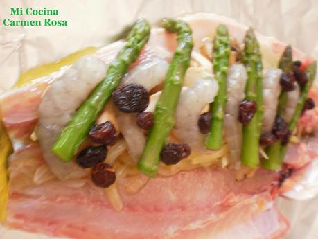 LUBINA ASADA EN PAPILLOTE RELLENA DE LANGOSTINOS, ESPARRAGOS, CHAMPIÑONES, PASAS Y PIÑONES