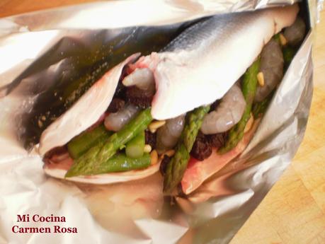 LUBINA ASADA EN PAPILLOTE RELLENA DE LANGOSTINOS, ESPARRAGOS, CHAMPIÑONES, PASAS Y PIÑONES