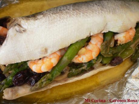 LUBINA ASADA EN PAPILLOTE RELLENA DE LANGOSTINOS, ESPARRAGOS, CHAMPIÑONES, PASAS Y PIÑONES