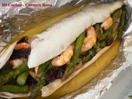 LUBINA ASADA EN PAPILLOTE RELLENA DE LANGOSTINOS, ESPARRAGOS, CHAMPIÑONES, PASAS Y PIÑONES