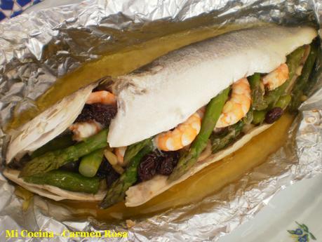 LUBINA ASADA EN PAPILLOTE RELLENA DE LANGOSTINOS, ESPARRAGOS, CHAMPIÑONES, PASAS Y PIÑONES