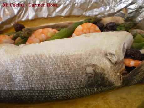 LUBINA ASADA EN PAPILLOTE RELLENA DE LANGOSTINOS, ESPARRAGOS, CHAMPIÑONES, PASAS Y PIÑONES