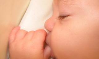 bebe chupandose dedo