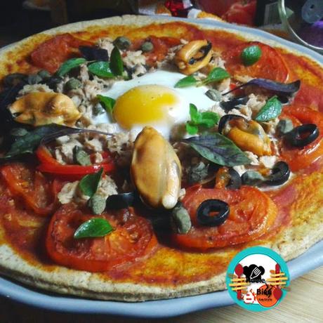 Pizza con mejillones y huevo