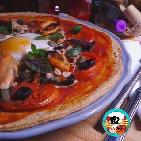 Pizza con mejillones y huevo