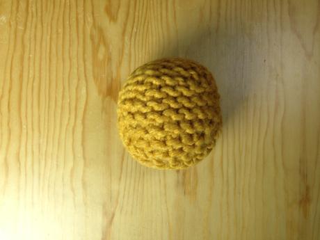 Bola o pelota de punto tejida en telar
