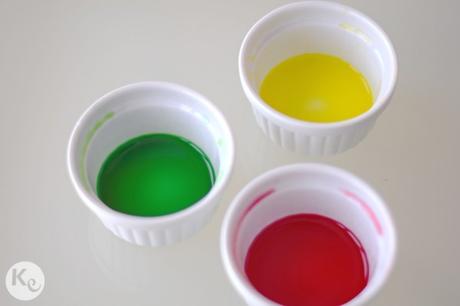 Dying cupcakes liners