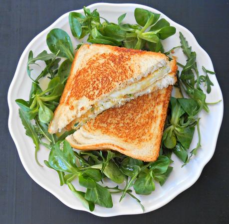 Sandwich de tortilla francesa, mozzarella y cebollino