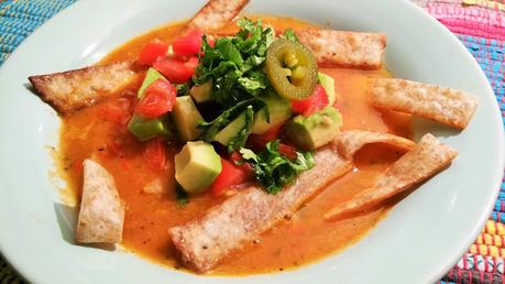 Sopa de tortilla mexicana vegana