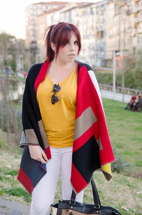 Capa estilo Burrberry de Sheinside con camiseta color mostaza.