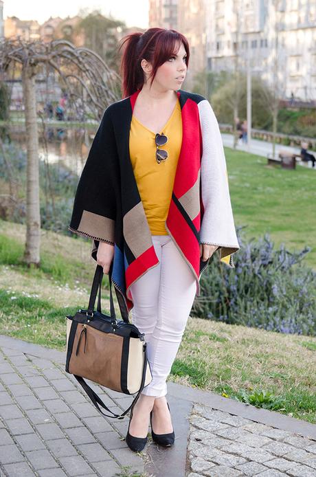 Capa estilo Burrberry de Sheinside con camiseta color mostaza. 