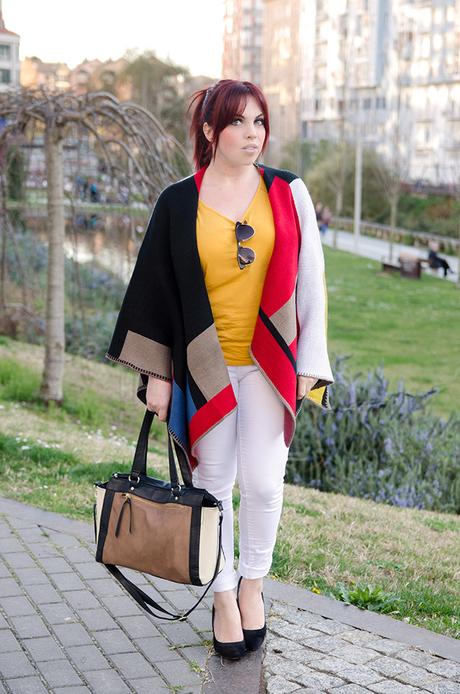 Capa estilo Burrberry de Sheinside con camiseta color mostaza.