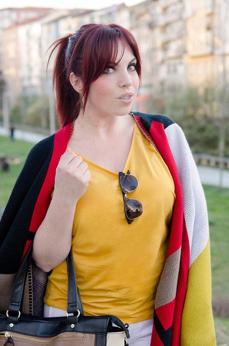 Capa estilo Burrberry de Sheinside con camiseta color mostaza.