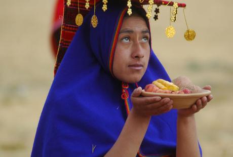 Primer plano de una joven celebrando al Dios del Sol