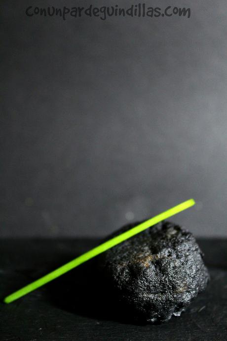 Huevos a la escocesa, pero en tempura negra y rellenos de atún y huevos de codorniz