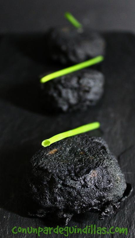 Huevos a la escocesa, pero en tempura negra y rellenos de atún y huevos de codorniz