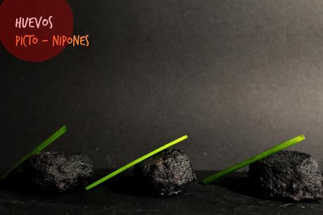 Huevos a la escocesa, pero en tempura negra y rellenos de atún y huevos de codorniz