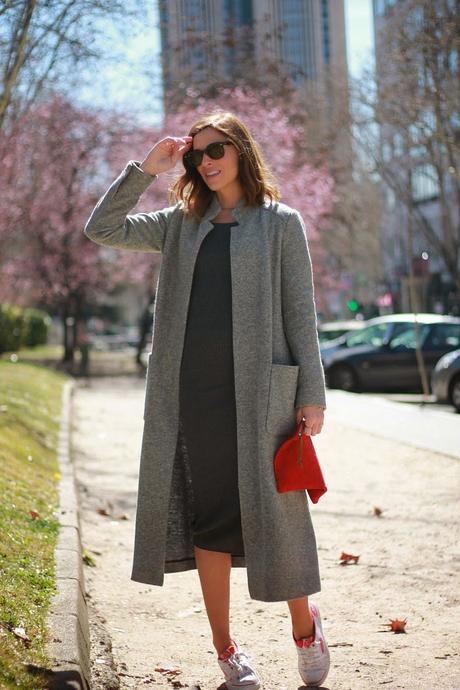 vestido y abrigo largo con zapatillas