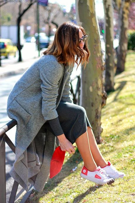 vestido y abrigo largo con zapatillas