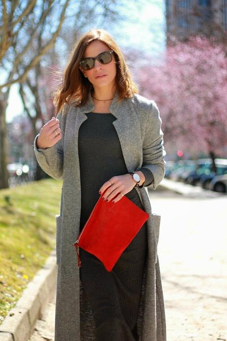 vestido y abrigo largo con zapatillas