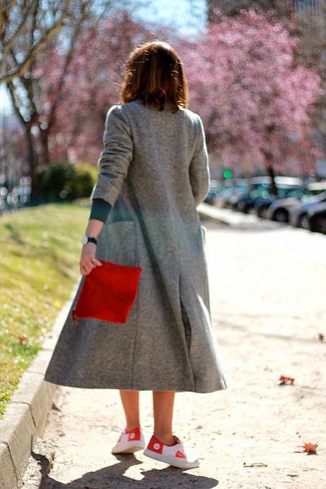 vestido y abrigo largo con zapatillas