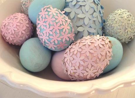 huevos de pascua decorados con flores de papel