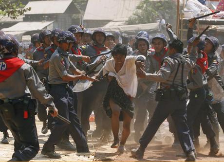 La policía golpea a un manifestante durante las protestas en...