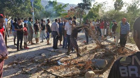Protesta intenta frustrar acto Fuente del Rodeo.