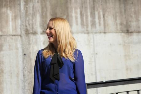 outfit_transparencia_azul-mocasines_ante_zara-bolso_rojo-jeans_basicos