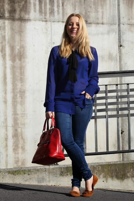 outfit_transparencia_azul-mocasines_ante_zara-bolso_rojo-jeans_basicos