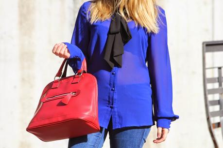 outfit_transparencia_azul-mocasines_ante_zara-bolso_rojo-jeans_basicos