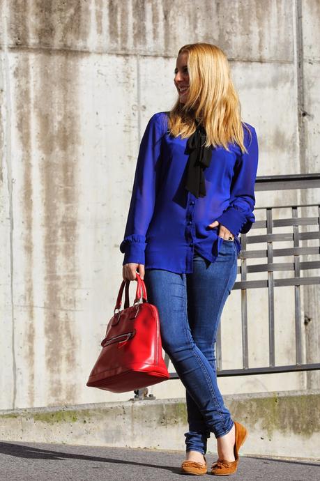 outfit_transparencia_azul-mocasines_ante_zara-bolso_rojo-jeans_basicos