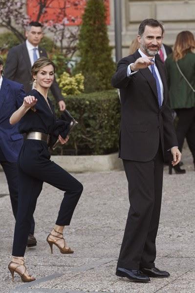 Dña. Letizia, mono azul de cóctel  para 