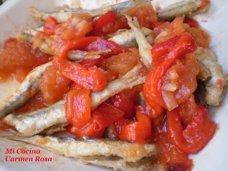 ENSALADILLA MALAGUEÑA DE TOMATES Y PIMIENTOS ASADOS CON PESCADO FRITO