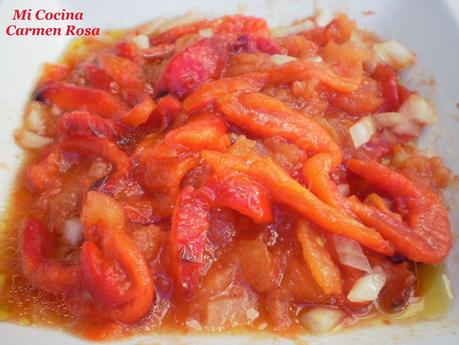 ENSALADILLA MALAGUEÑA DE TOMATES Y PIMIENTOS ASADOS CON PESCADO FRITO